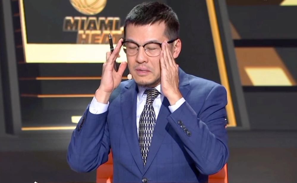 阿姨在丈夫面前转身